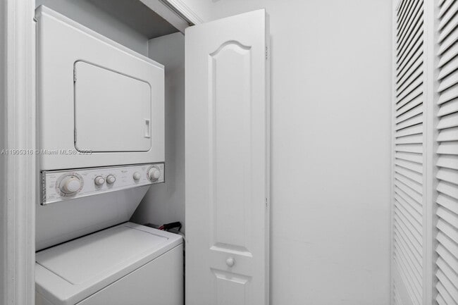 Building Photo - 2701 SW 3rd Ave