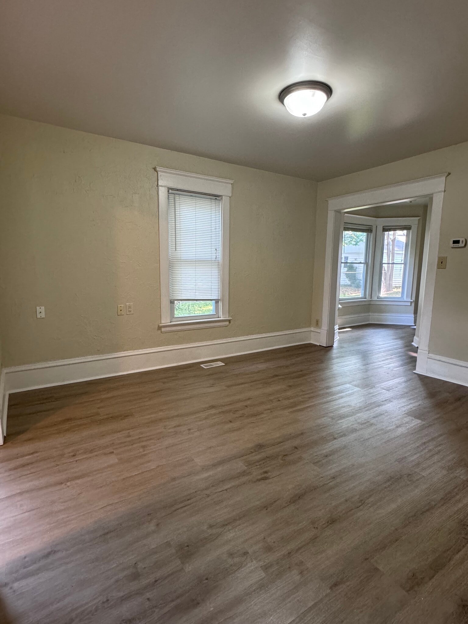 Family room - 230 9th Ave N