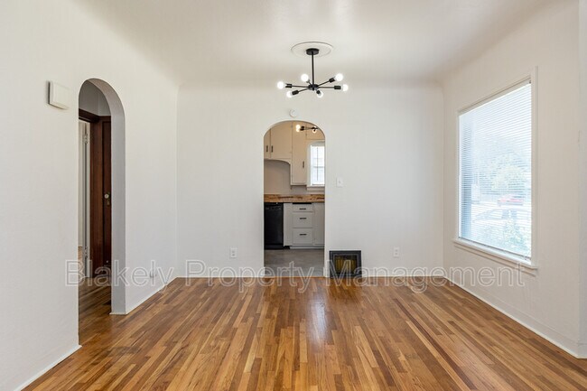 Building Photo - 1020 15th Ave S