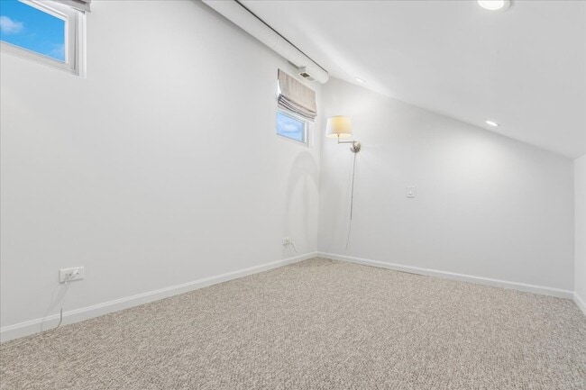 Building Photo - 1140 W Cornelia Ave