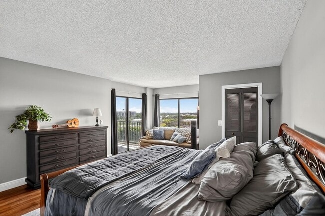 Building Photo - 2202 S Cypress Bend Dr