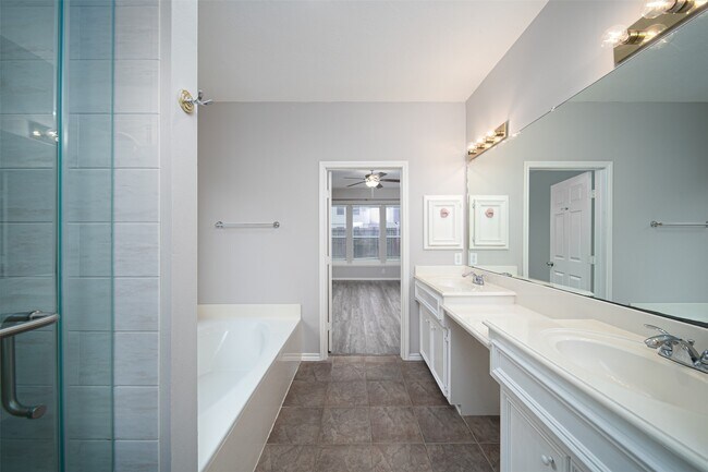 Building Photo - 3627 Midland Dr