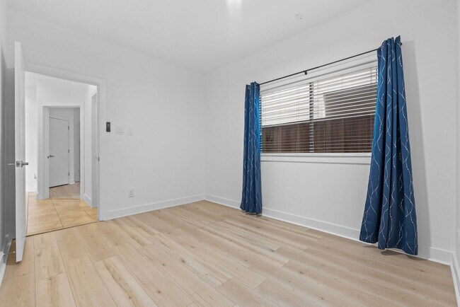 Building Photo - Contemporary Townhome Steps from Downtown/...
