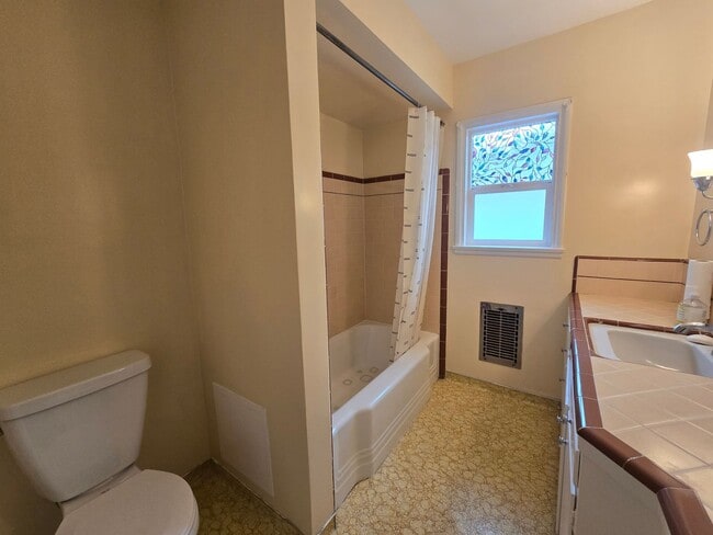 Building Photo - Charming Single Story Home