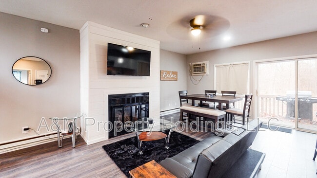 Building Photo - 3120 Greenbriar Dr