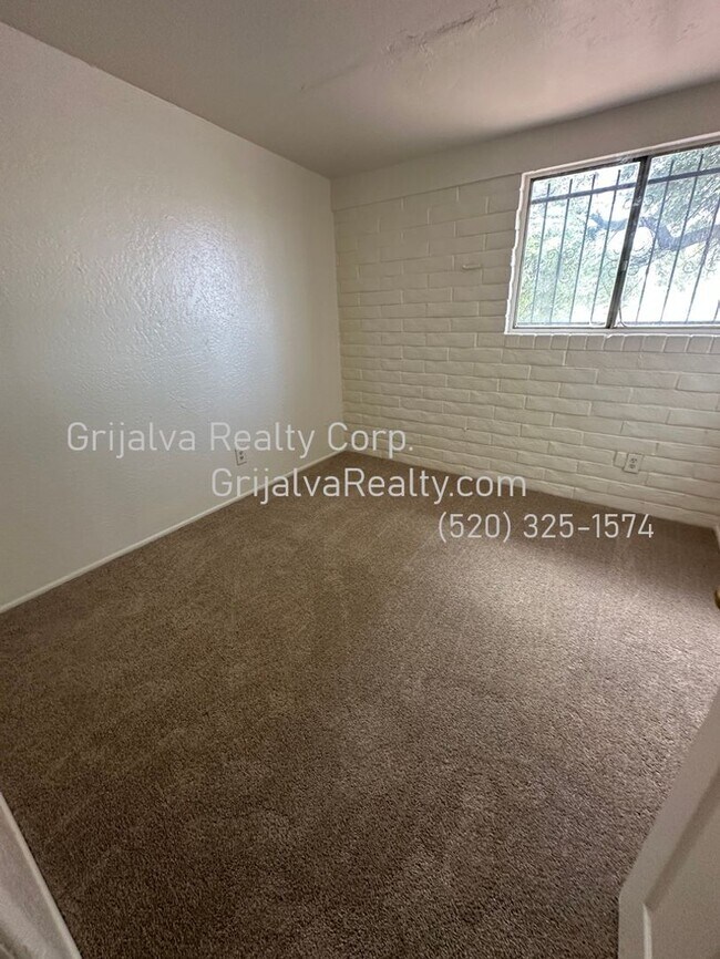 Building Photo - East Side 5 Bedroom, 2 Bath House for Rent (Stella/Kolb)