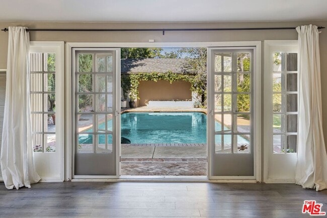 Building Photo - 627 Elm Dr