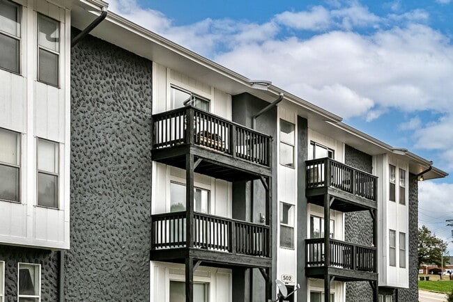 Building Photo - Updated 2-Bed and 1.5- Bath Apartment with Balcony!