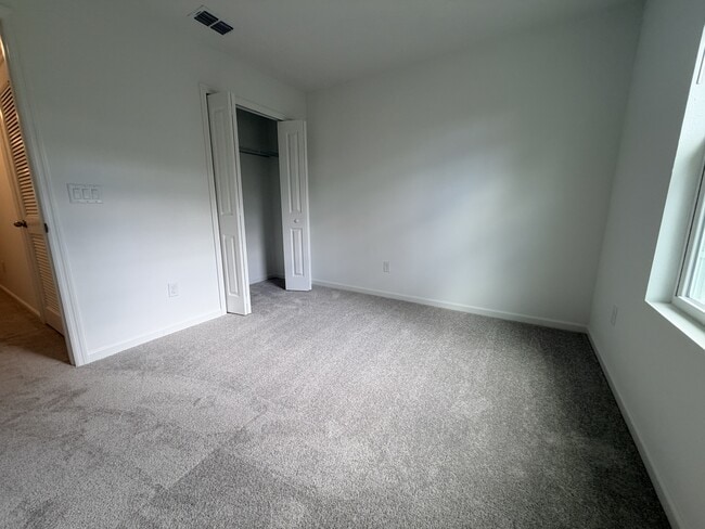 Building Photo - 523 Holly Lks Dr
