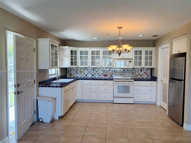 Building Photo - 1323 Bayshore Dr