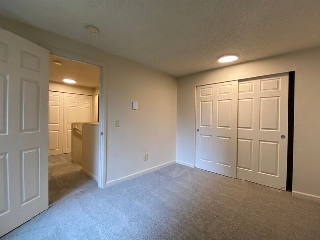 Building Photo - Practical 3 bedroom Des Moines Condo
