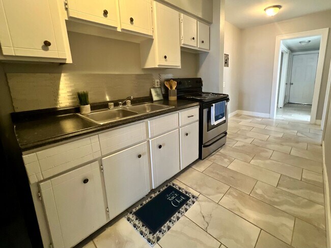 Building Photo - Updated DUPLEX + Minutes away from The Plaza, Paseo, Midtown, Uptown District!