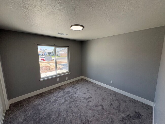 Building Photo - Solar equipped Lemoore home Available Now!