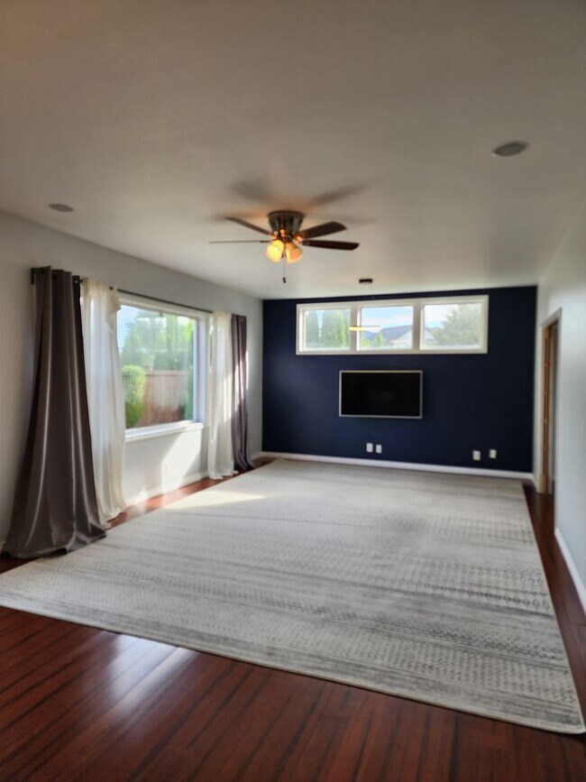 Building Photo - Stunning Regency Estates Home