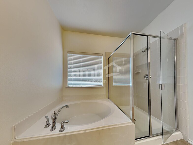 Building Photo - 1083 Carpenter Ct