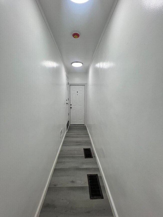 Building Photo - 22 1/2 Seward Ave