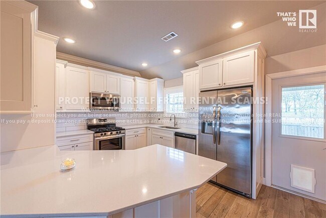 Building Photo - 533 Brinley St