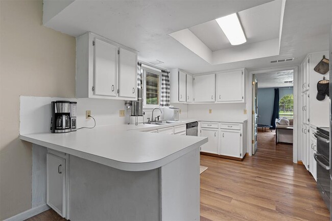Building Photo - 203 Serenada Dr