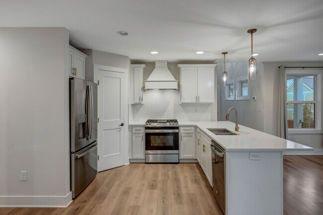 Building Photo - Modern 4 Bedroom/ 3 Bath Home in East Nash...