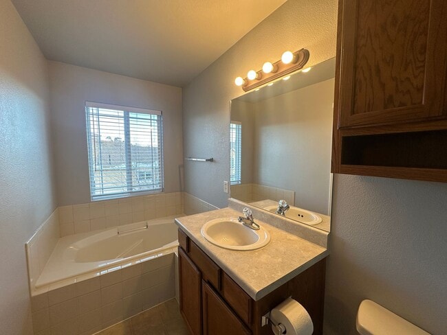 Building Photo - Beautiful 3/3/2 West Side Townhome with Views Available Now!!!