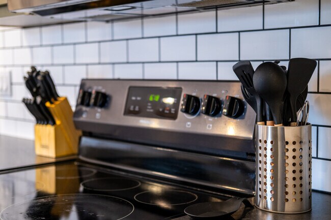 Building Photo - 523 W Vance Dr