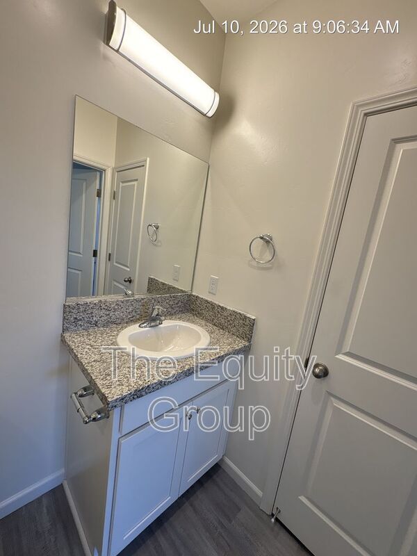 Building Photo - 725 S Pinkham St