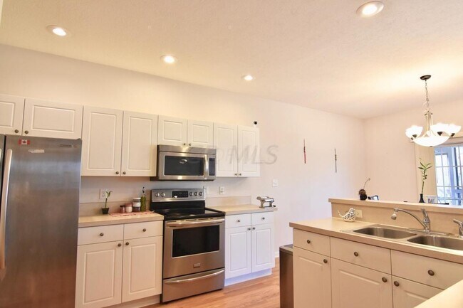 Building Photo - 674 Spring Valley Dr