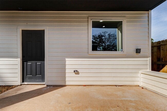 Building Photo - 5912 Mayle St