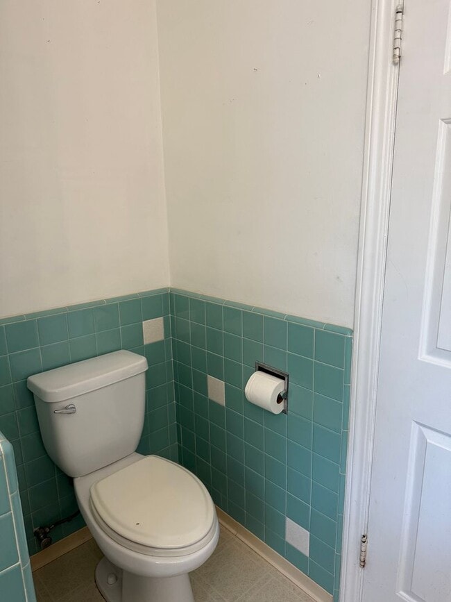 Building Photo - 3-bedroom, 2-bathroom home located in the ...