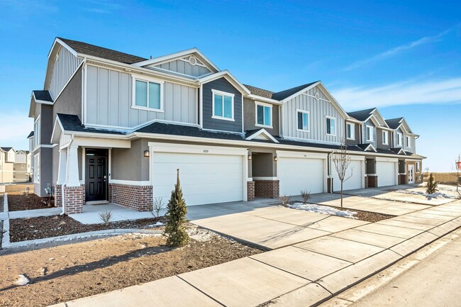 Building Photo - Gorgeous end unit town home in the fields ...