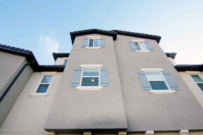 Building Photo - Clean, modern, move-in ready townhouse!