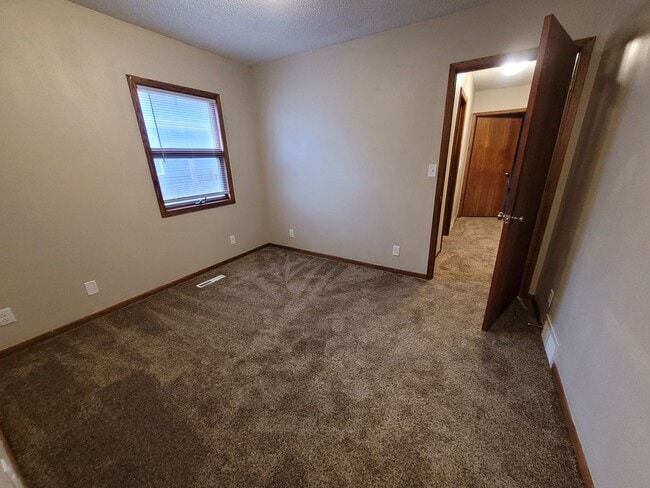 Building Photo - Don't miss this spacious kitchen!