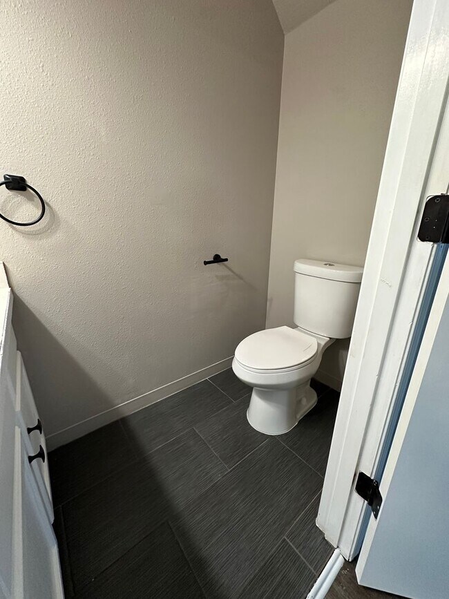 Building Photo - Rockingham Duplex- Northeast Salem