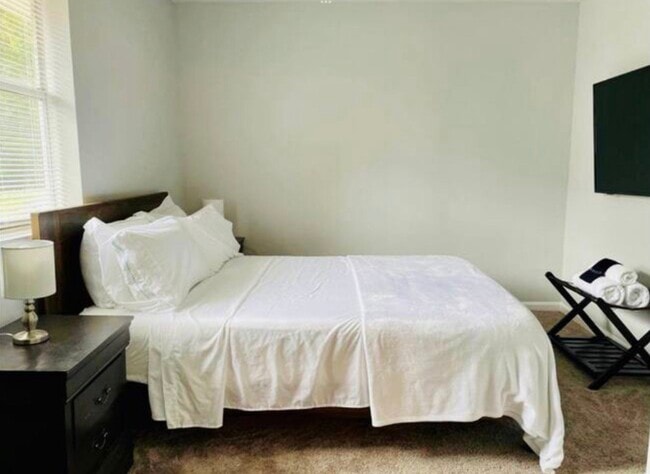 Building Photo - 324 Carlton Dr