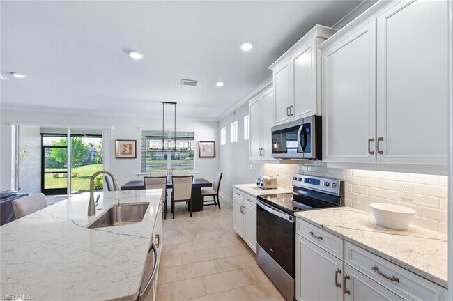 Building Photo - 28044 Sanibel Sands St