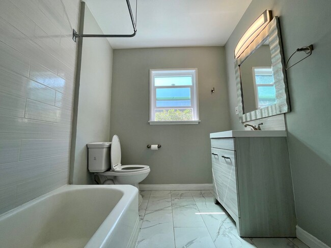 Building Photo - Remodeled 3 Bedroom + 2 Bath Property in R...