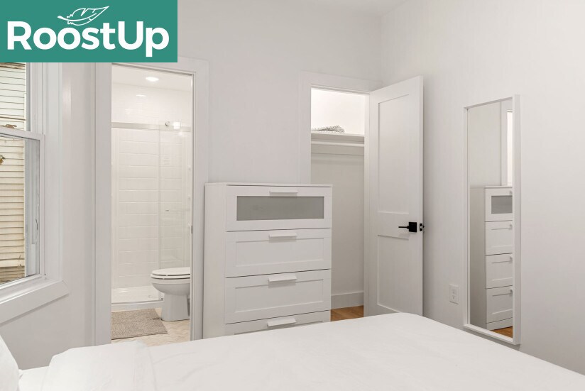 Building Photo - Furnished private bedroom with private ens...
