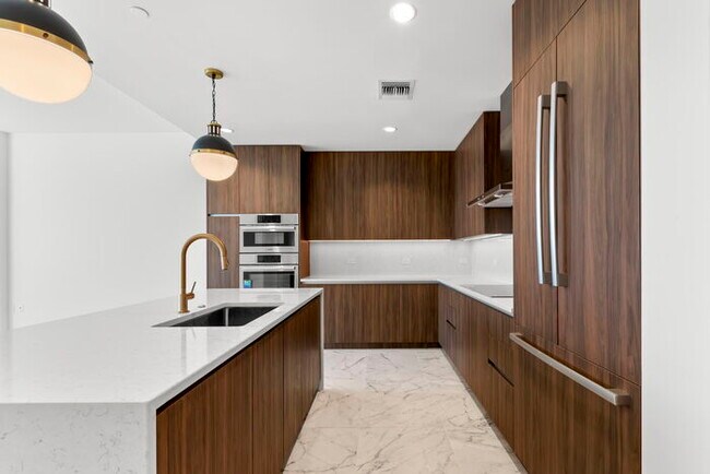 Building Photo - BEAUTIFUL Luxury Condo in Downtown St Pete...