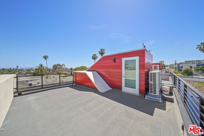 Building Photo - 1202 N Orange Grove Ave