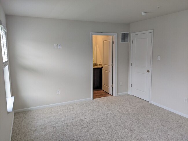 Building Photo - Three level townhouse in The Preserve at Tuscarora Creek community ready by mid September!