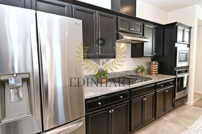 Building Photo - 893 Fir St W