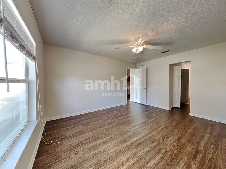 Building Photo - 9311 Thunderbolt Dr