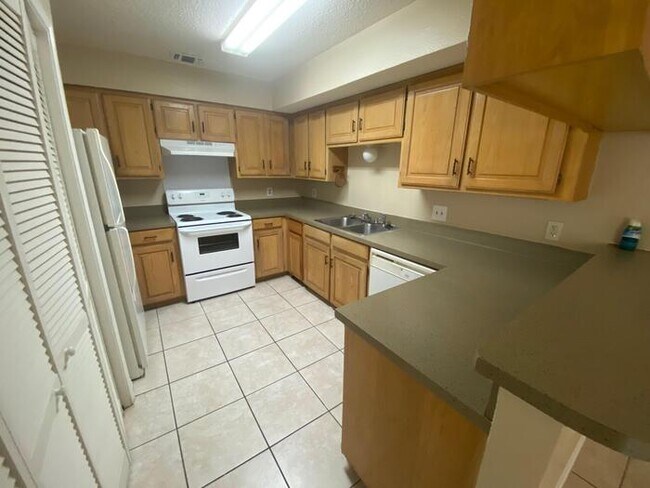 Building Photo - Beautiful 3 bedroom townhome! Master downstairs Large living room, wet bar, Garage! Coming soon i...