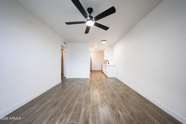 Building Photo - 558 S Lesueur