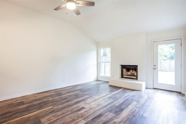 Building Photo - 8715 Pineridge Dr