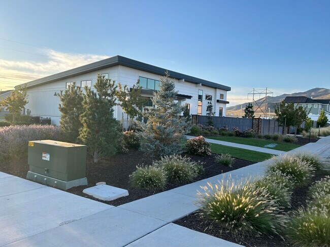Building Photo - 7182 N Brook Rdg