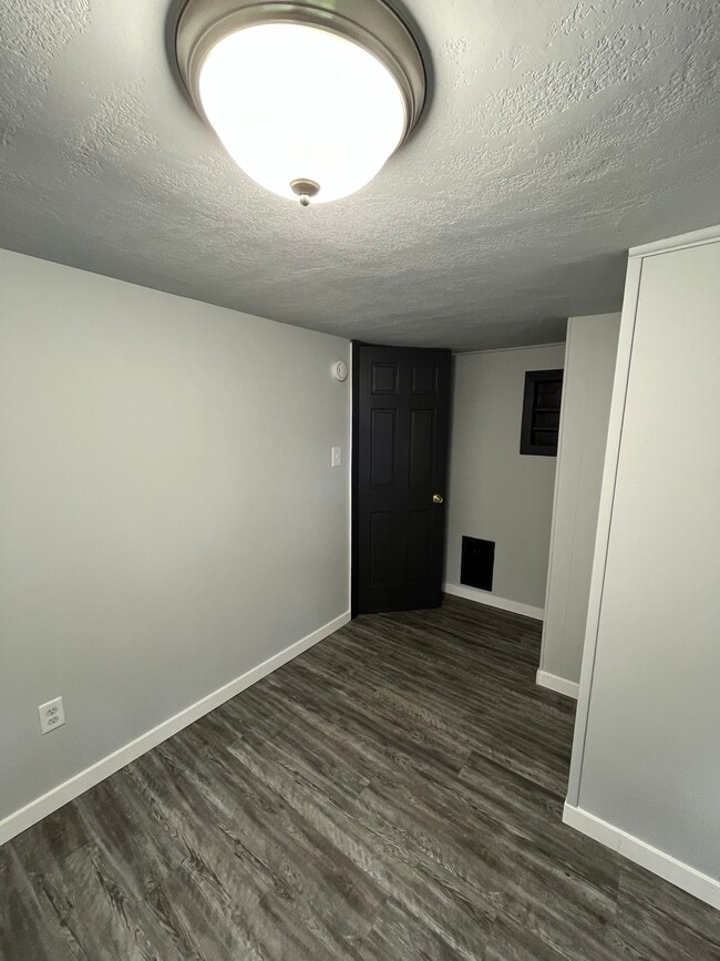 Building Photo - 410 Lakeview-