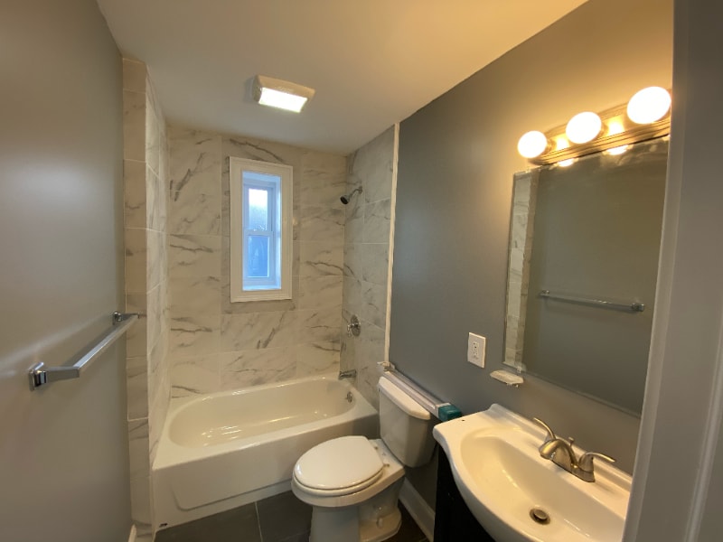 Building Photo - 301 Lilac Ln