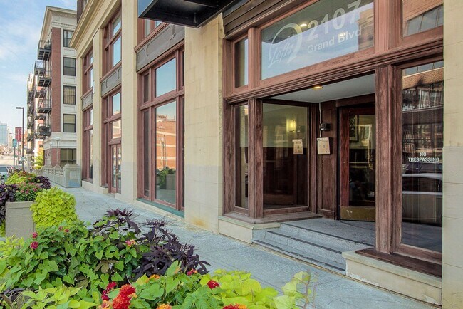 Building Photo - 2107 Grand Ave