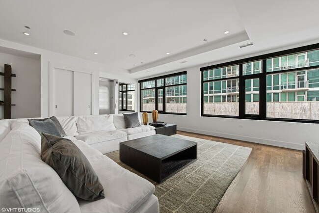 Building Photo - 668 N Kingsbury St